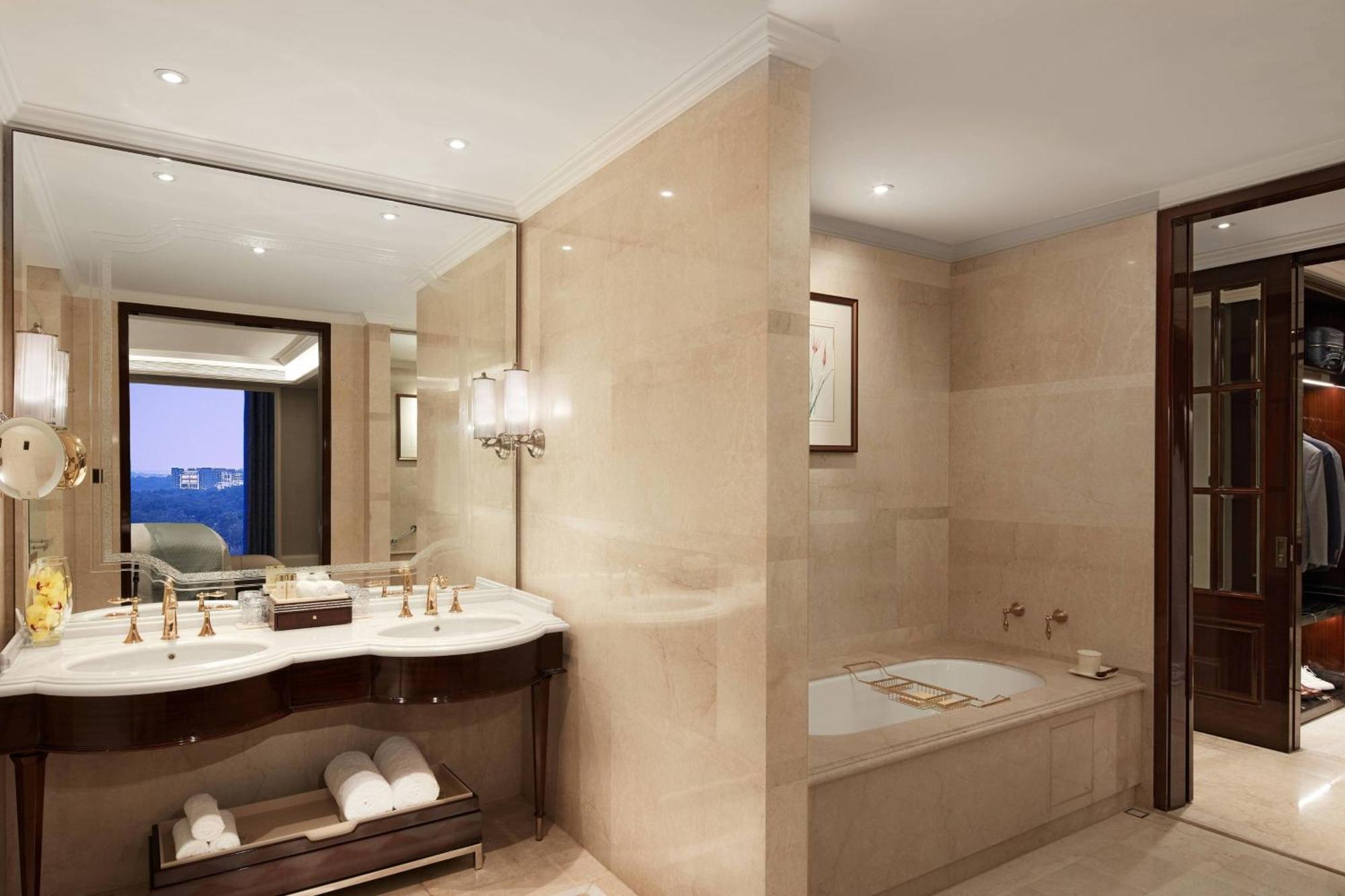 Hotel The Ritz-carlton, 5*